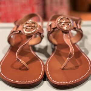 TORY BURCH Sandals 8M T-Strap Tan Patent Leather Flats Sandals Gold Hardware